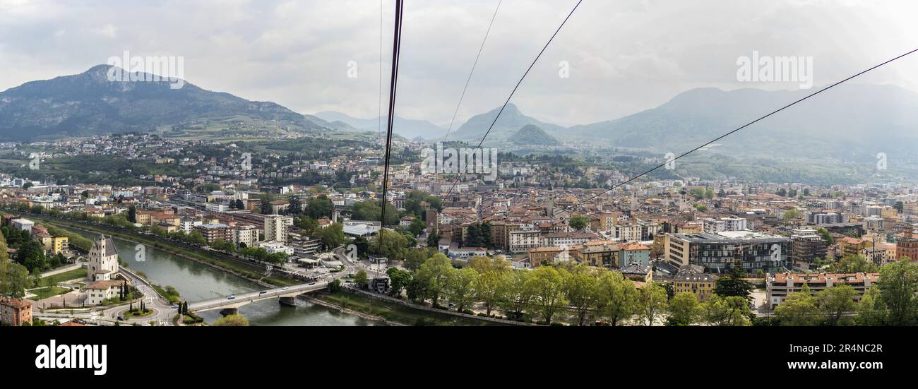 Blick auf den Vanga-Turm in Trento. 23. April 2023 Trento, Trentino Alto Adige, Italien Stockfoto