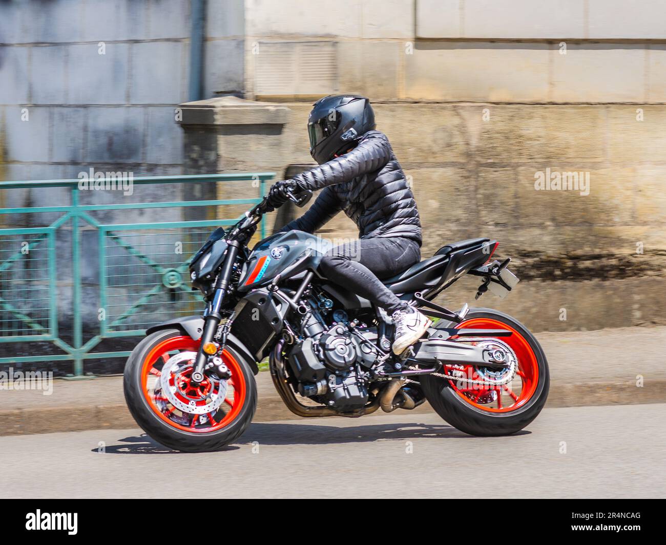 Mann fährt Yamaha Sport Road Motorbike entlang der Straße - Loches, Indre-et-Loire (37), Frankreich. Stockfoto