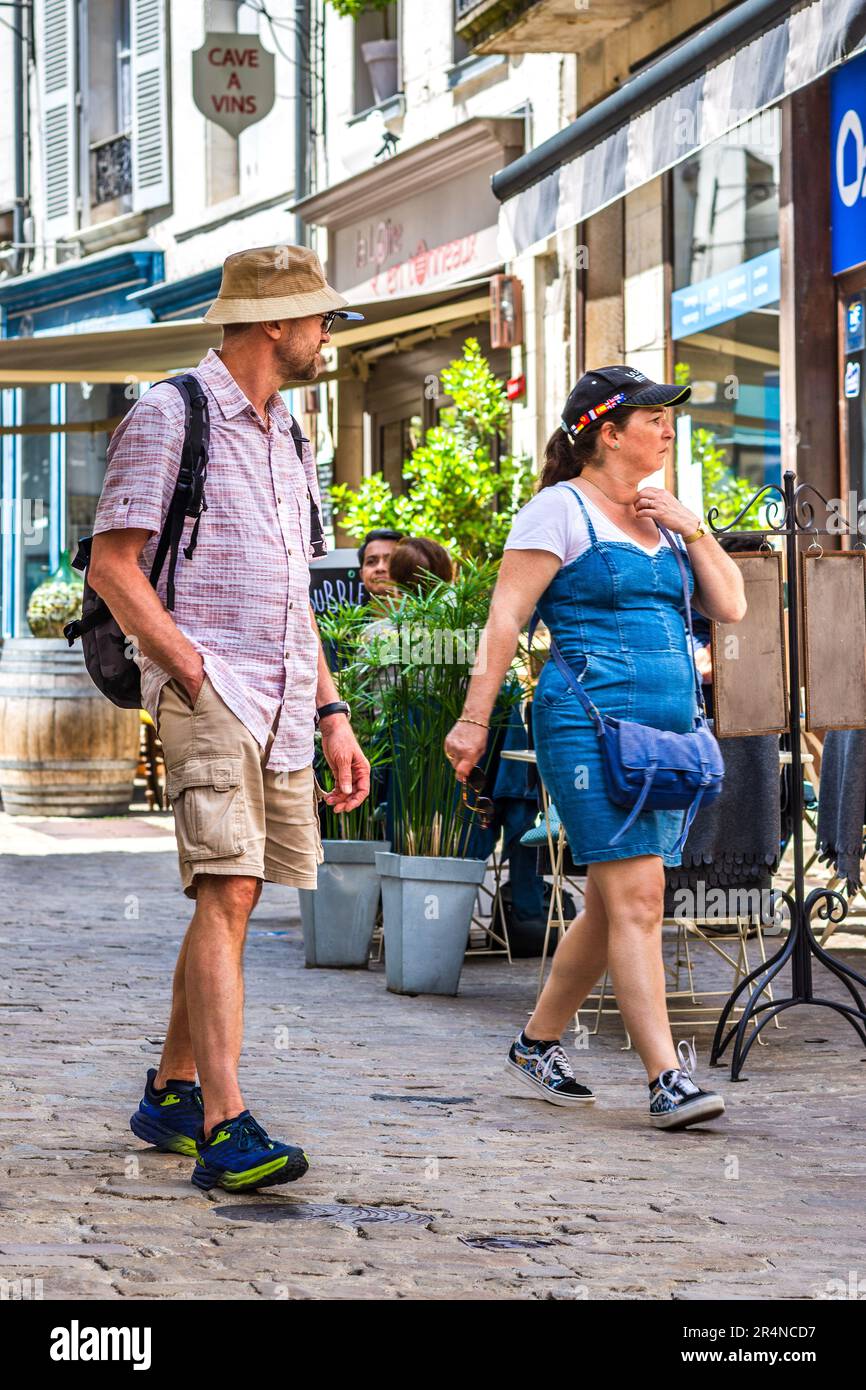 Lässig gekleidetes Touristenpaar, das durch die Altstadt läuft - Loches, Indre-et-Loire (37), Frankreich. Stockfoto