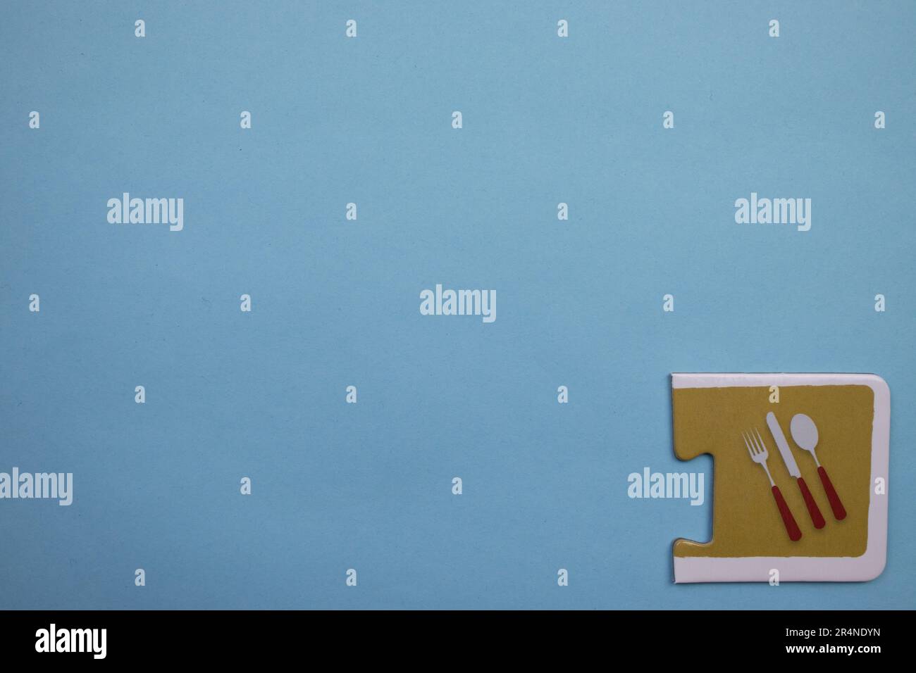 Puzzles auf dem blauen Hintergrund platzieren. Küchenset. Stockfoto