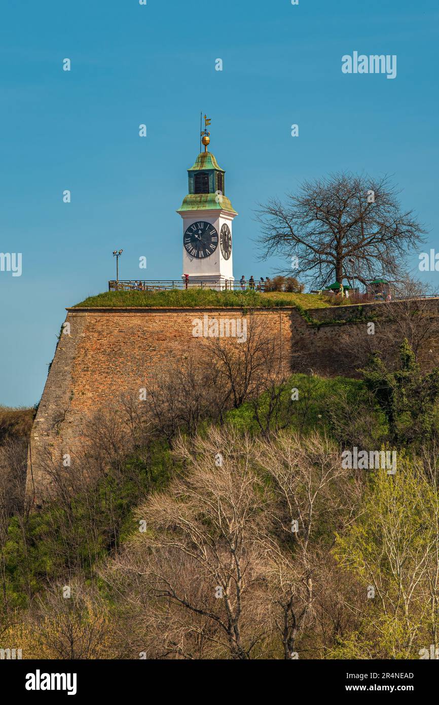 Der weiße Uhrenturm, eines der bedeutendsten Wahrzeichen und Symbole der Festung Petrovaradin und Novi Sad Stockfoto