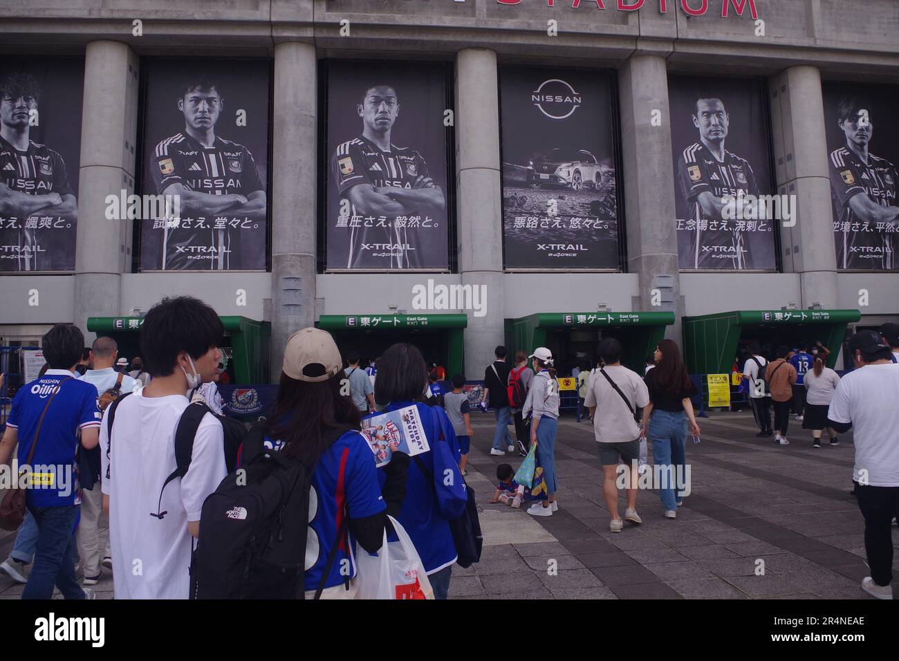 Yokohama F. Marinos-Fans betreten das Nissan Stadium in Yokohama, Japan Stockfoto