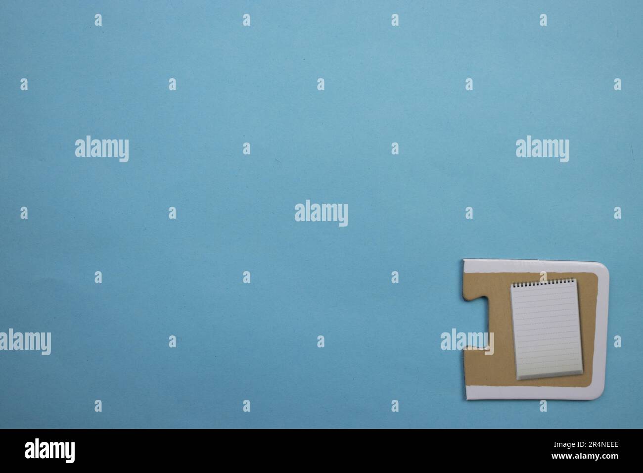 Puzzles auf dem blauen Hintergrund platzieren. Notizblock Stockfoto