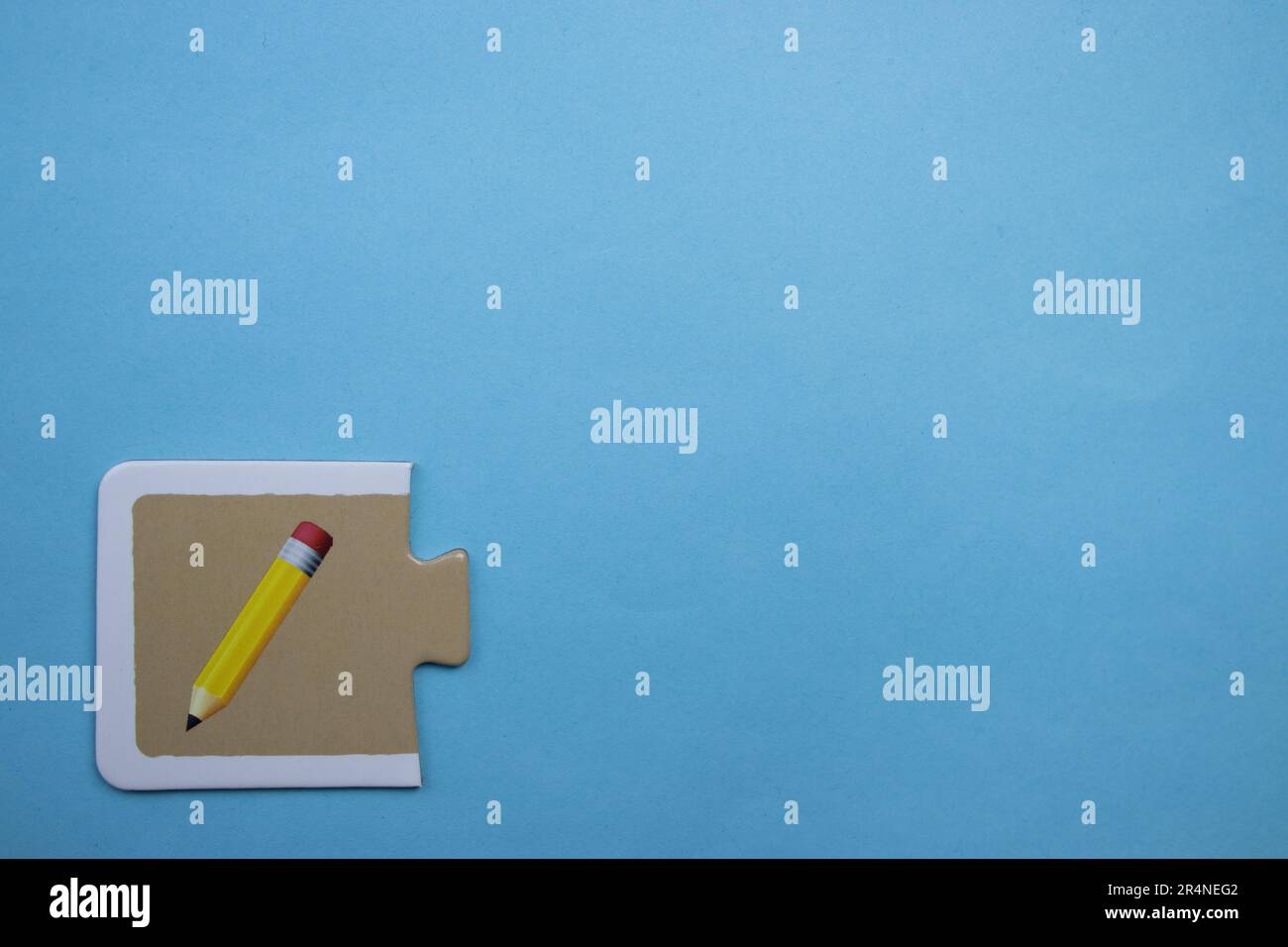 Puzzles auf blauem Hintergrund platzieren. Bleistift Stockfoto