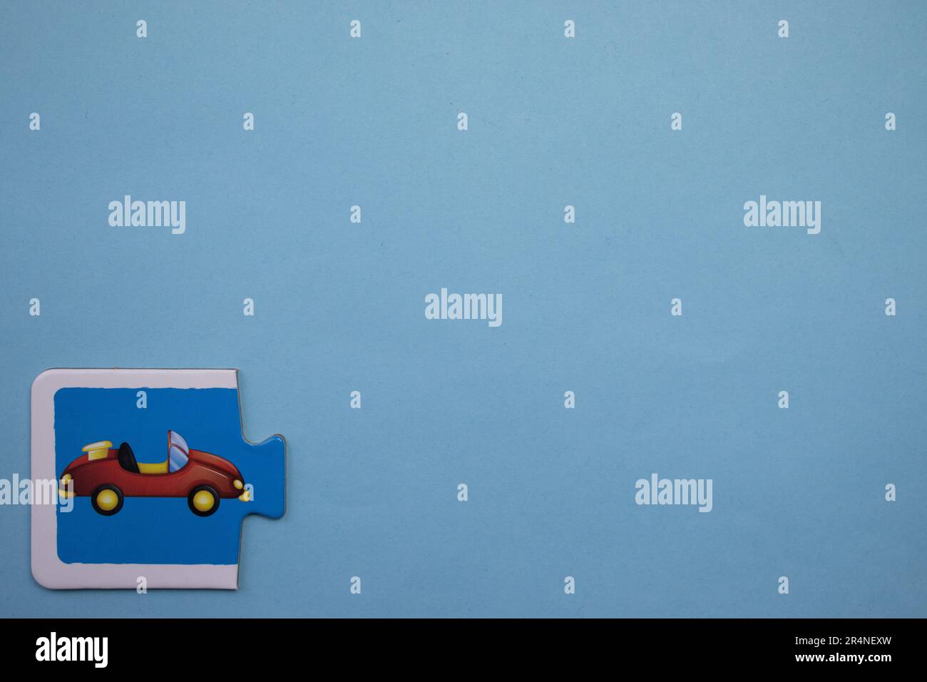 Puzzles auf dem blauen Hintergrund platzieren. Rotes Auto Stockfoto