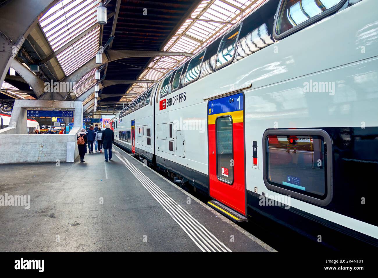 ZÜRICH, SCHWEIZ - 3. APRIL 2022: Der Intercity auf dem Bahnsteig im Bahnhof Zürich, am 3. April in Zürich, Schweiz Stockfoto
