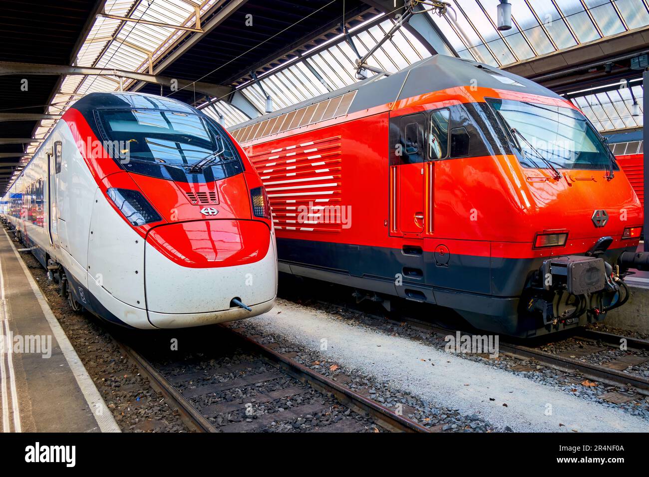 ZÜRICH, SCHWEIZ - 3. APRIL 2022: Zwei Züge am Züricher Hauptbahnhof, am 3. April in Zürich, Schweiz Stockfoto