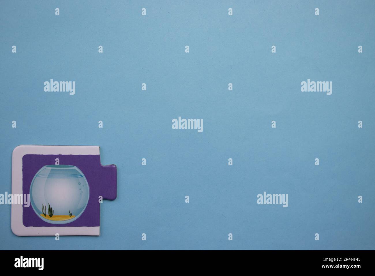 Puzzles auf dem blauen Hintergrund platzieren. Aquarium Stockfoto