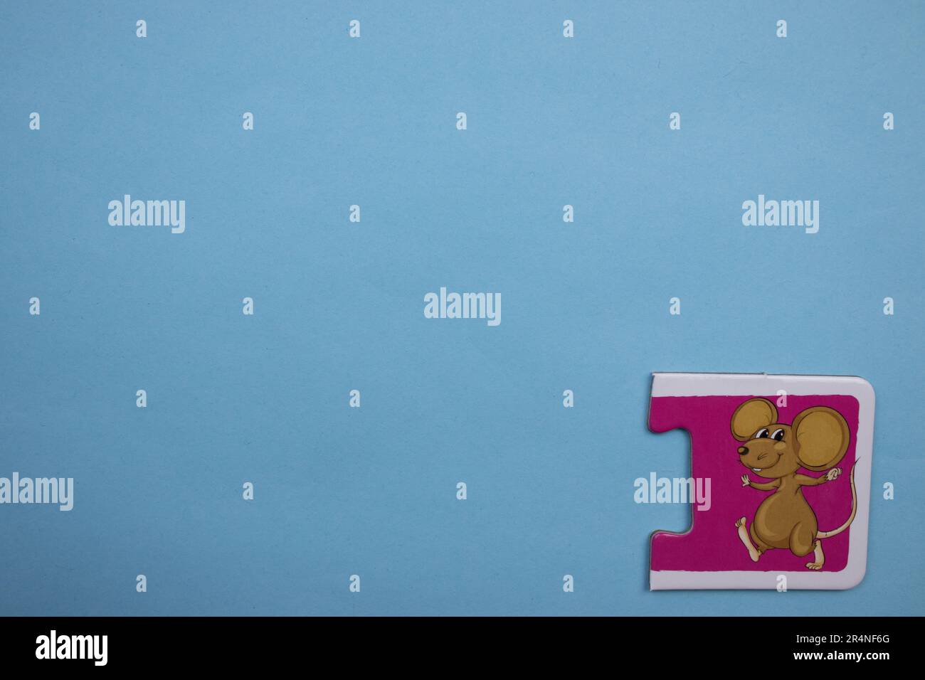 Puzzles auf blauem Hintergrund platzieren. Maus Stockfoto