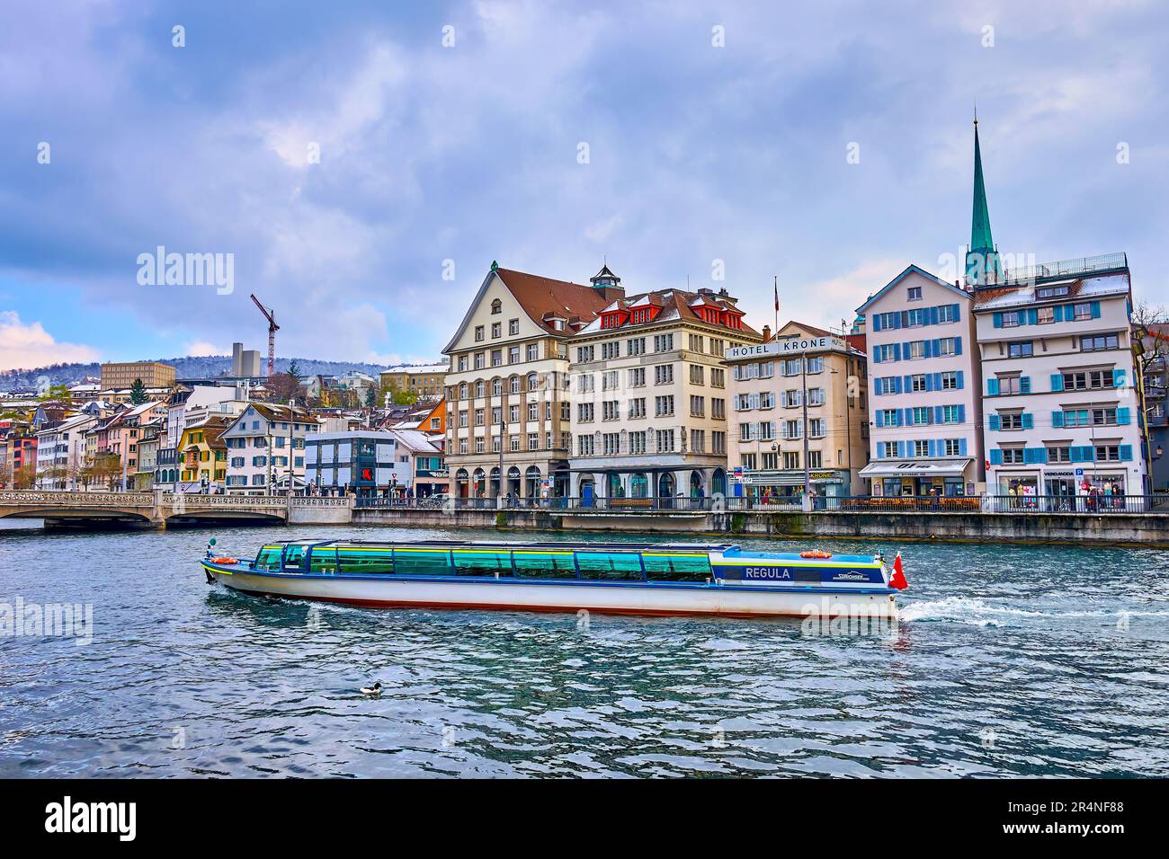 ZÜRICH, SCHWEIZ - 3. APRIL 2022: Das moderne Kanalboot fährt am 3. April in Zürich, Schweiz, auf dem Fluss Limmat im Zentrum der Stadt Stockfoto