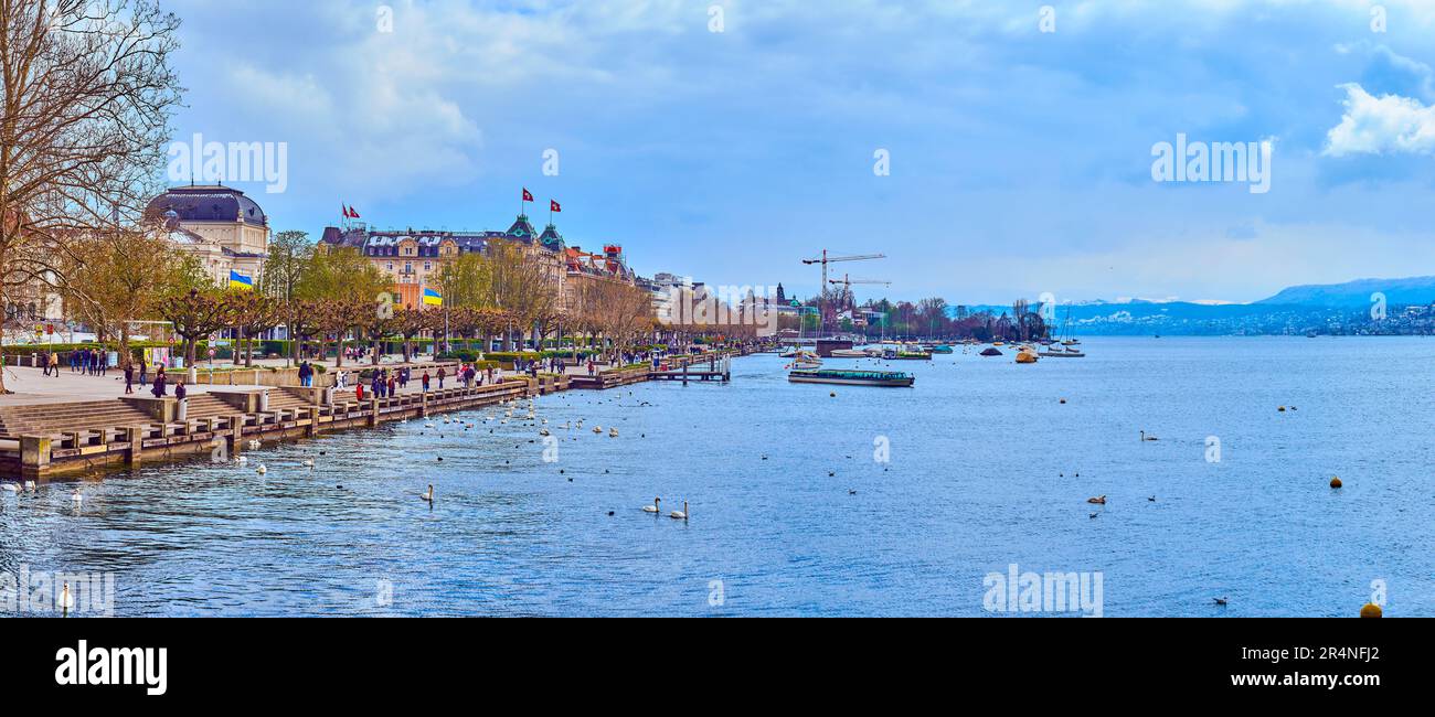 ZÜRICH, SCHWEIZ - 3. APRIL 2022: Panorama des Züricher Sees und seiner Uferpromenade mit Erholungsgebiet und Fußpromenade, am 3. April in Zürich, Swit Stockfoto