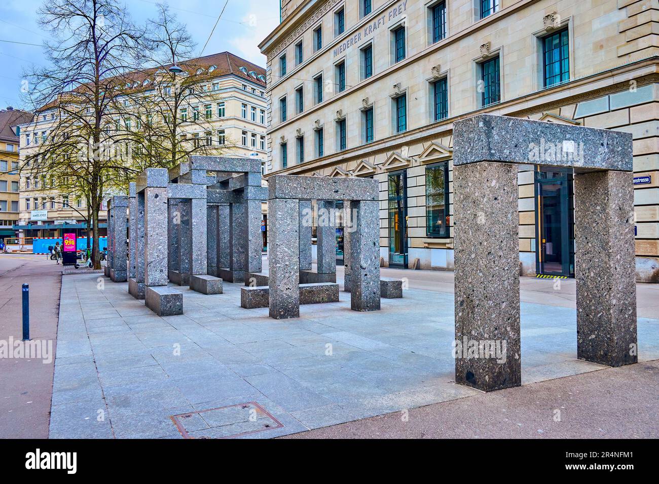 ZÜRICH, SCHWEIZ - 3. APRIL 2022: Die moderne minimalistische Stulptur Max Bill Pavillon-Skulptur auf der Bahnhofstraße am 3. April in Zürich, Schweiz Stockfoto