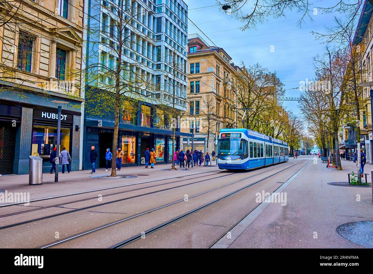 ZÜRICH, SCHWEIZ - 3. APRIL 2022: Die Bahnhofstraße ist die Hauptstraße in der Innenstadt und die Heimat von Luxusboutiquen, am 3. April in Zürich, Schweiz Stockfoto