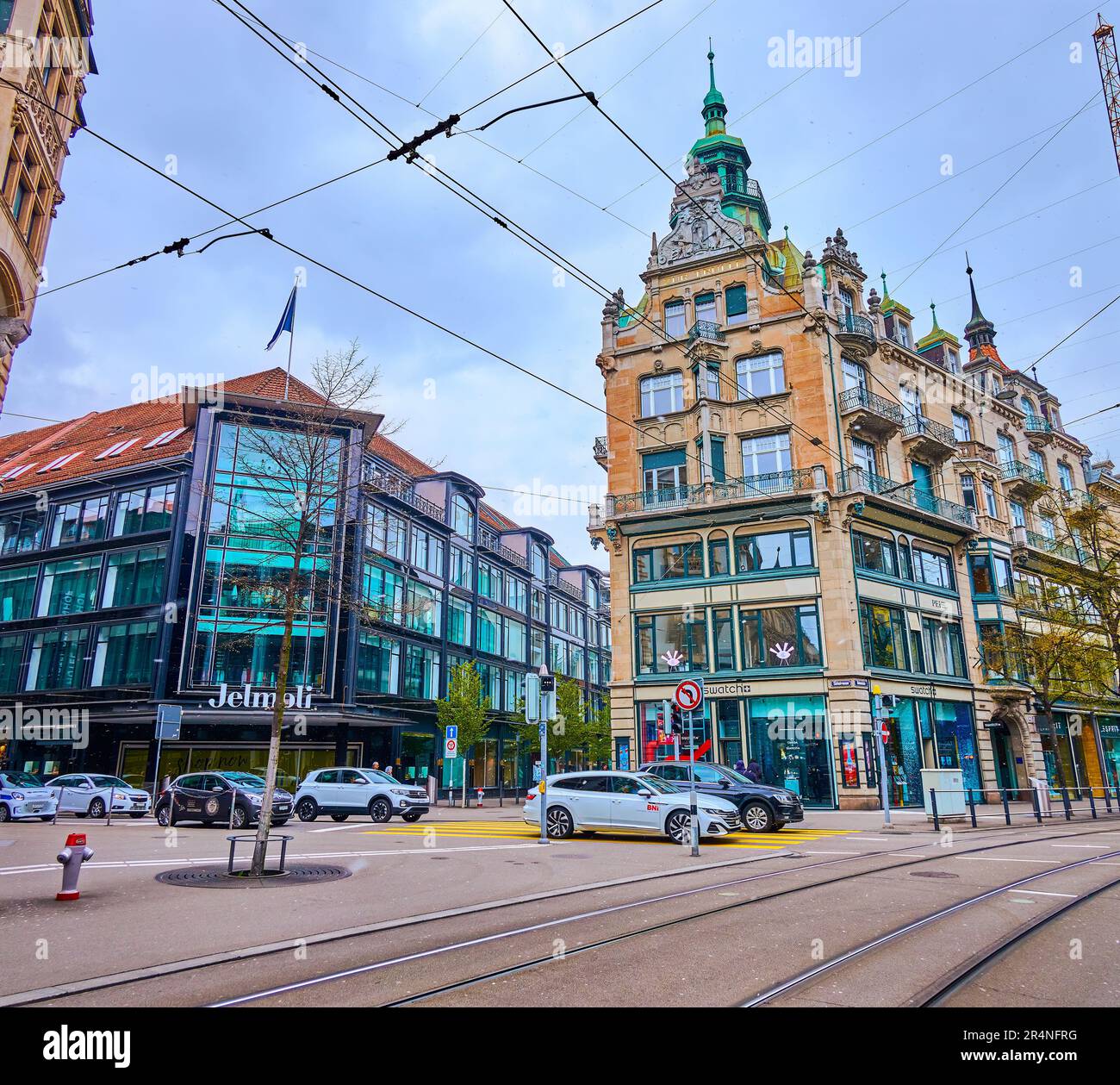 ZÜRICH, SCHWEIZ - 3. APRIL 2022: Beeindruckende historische Gebäude und Einkaufszentren in der Bahnhofstraße, am 3. April in Zürich, Schweiz Stockfoto