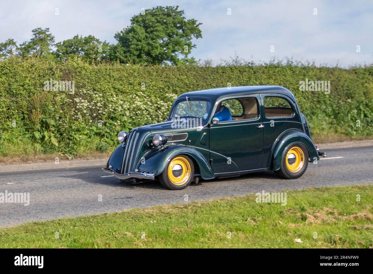 1959 50s Fifties Green British Ford Popular Petrol Hot Rod 4950 cm3 mit gelben Rädern; auf der Capesthorne Hall Cheshire Classic Show, 2023 Stockfoto