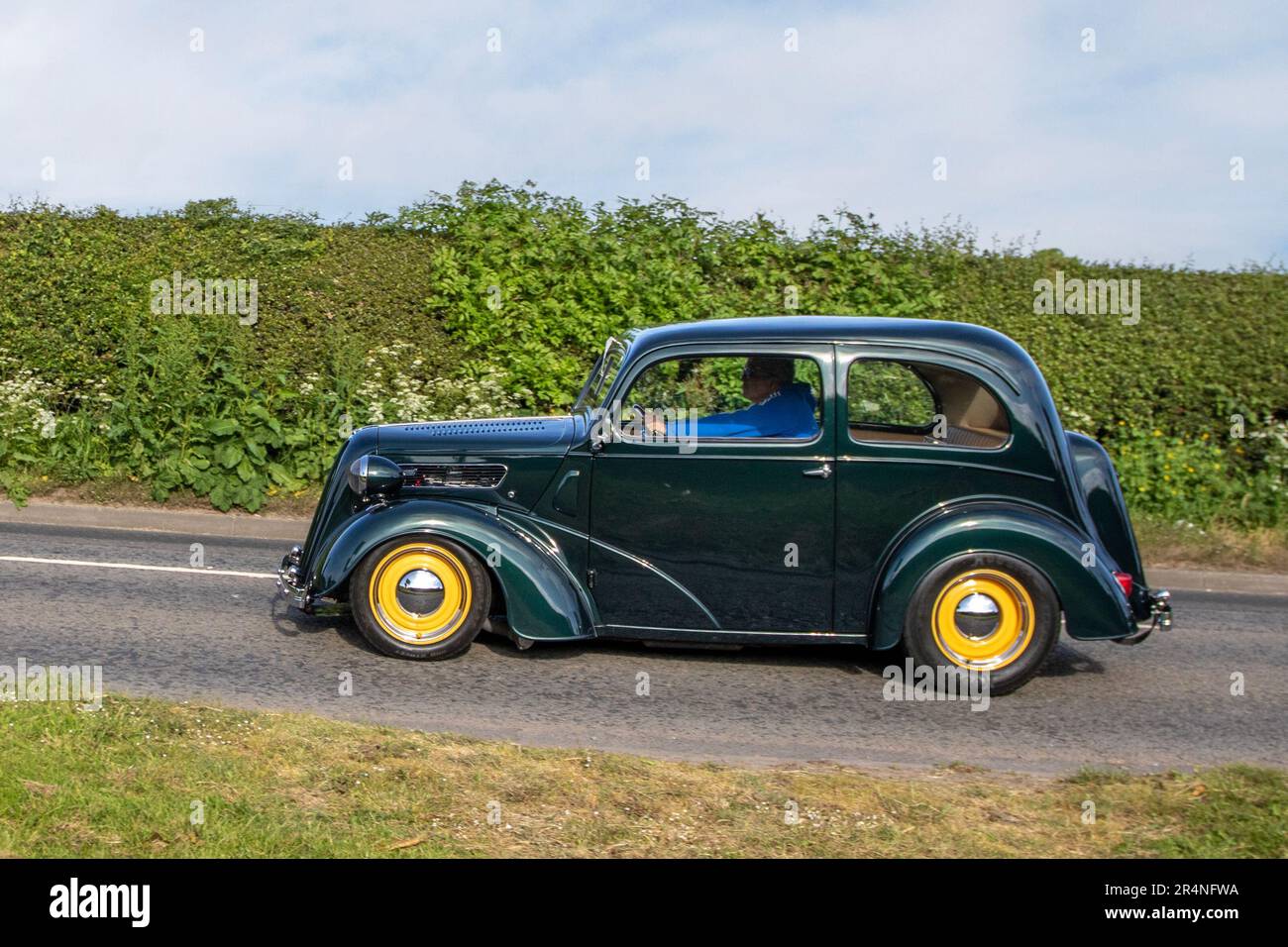 1959 50s Fifties Green British Ford Popular Petrol Hot Rod 4950 cm3 mit gelben Rädern; auf der Capesthorne Hall Cheshire Classic Show, 2023 Stockfoto