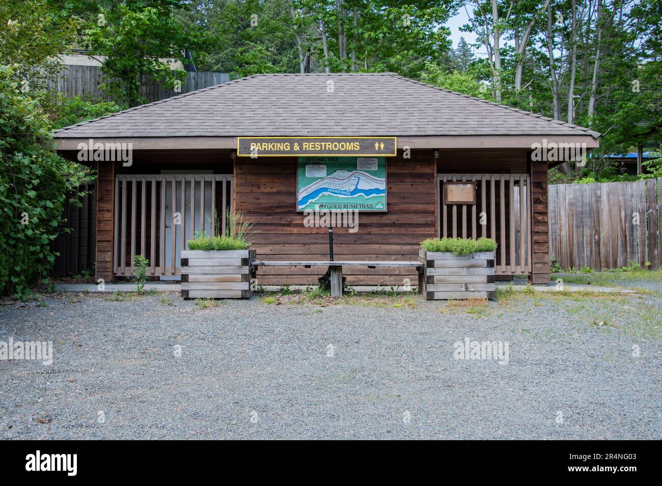 Parkplätze und Toiletten an der historischen Stätte Yale in Yale, British Columbia, Kanada Stockfoto