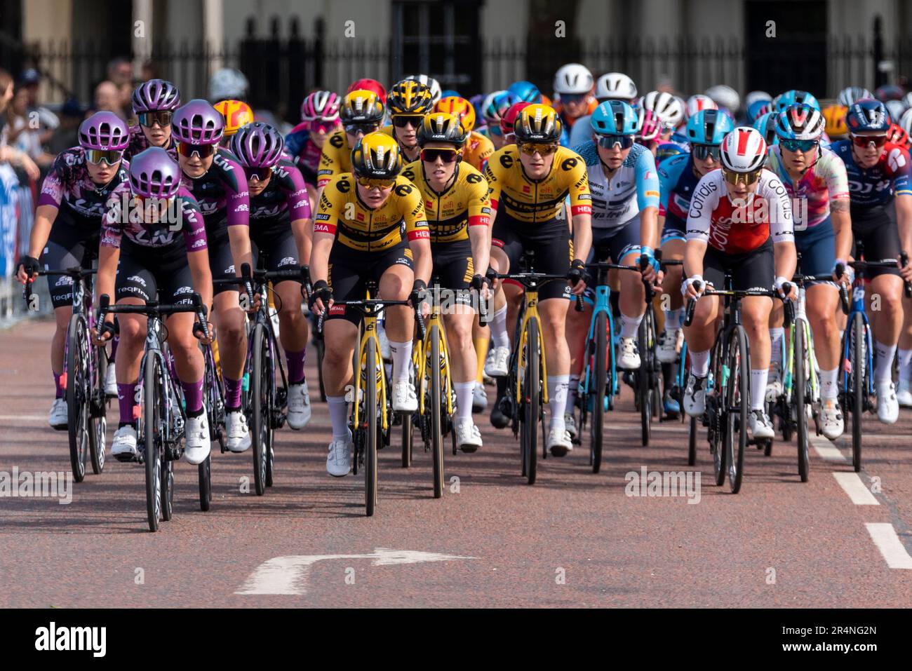 Peloton auf der Spur Road während des Classique UCI Women's WorldTour Road Race in der 3. Etappe des Ford RideLondon Radsports 2023 in London, Großbritannien. Stockfoto