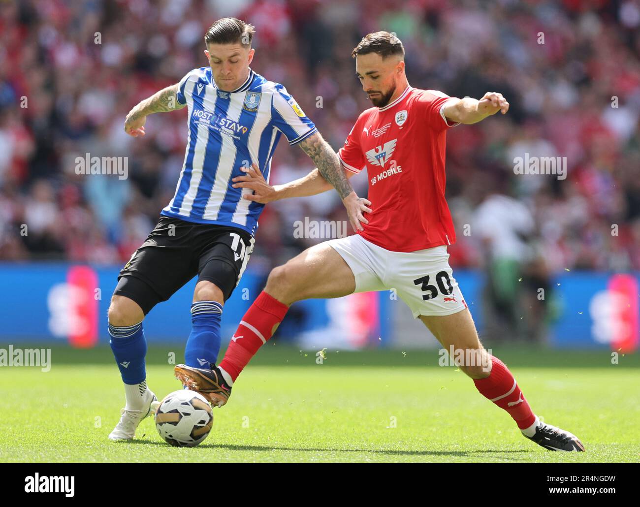 London, Großbritannien. 29. Mai 2023. Josh Winda von Sheffield Wednesday, angegriffen von Adam Phillips von Barnsley während des Spiels der Sky Bet League 1 im Wembley Stadium, London. Das Bild sollte lauten: David Klein/Sportimage Credit: Sportimage Ltd/Alamy Live News Stockfoto