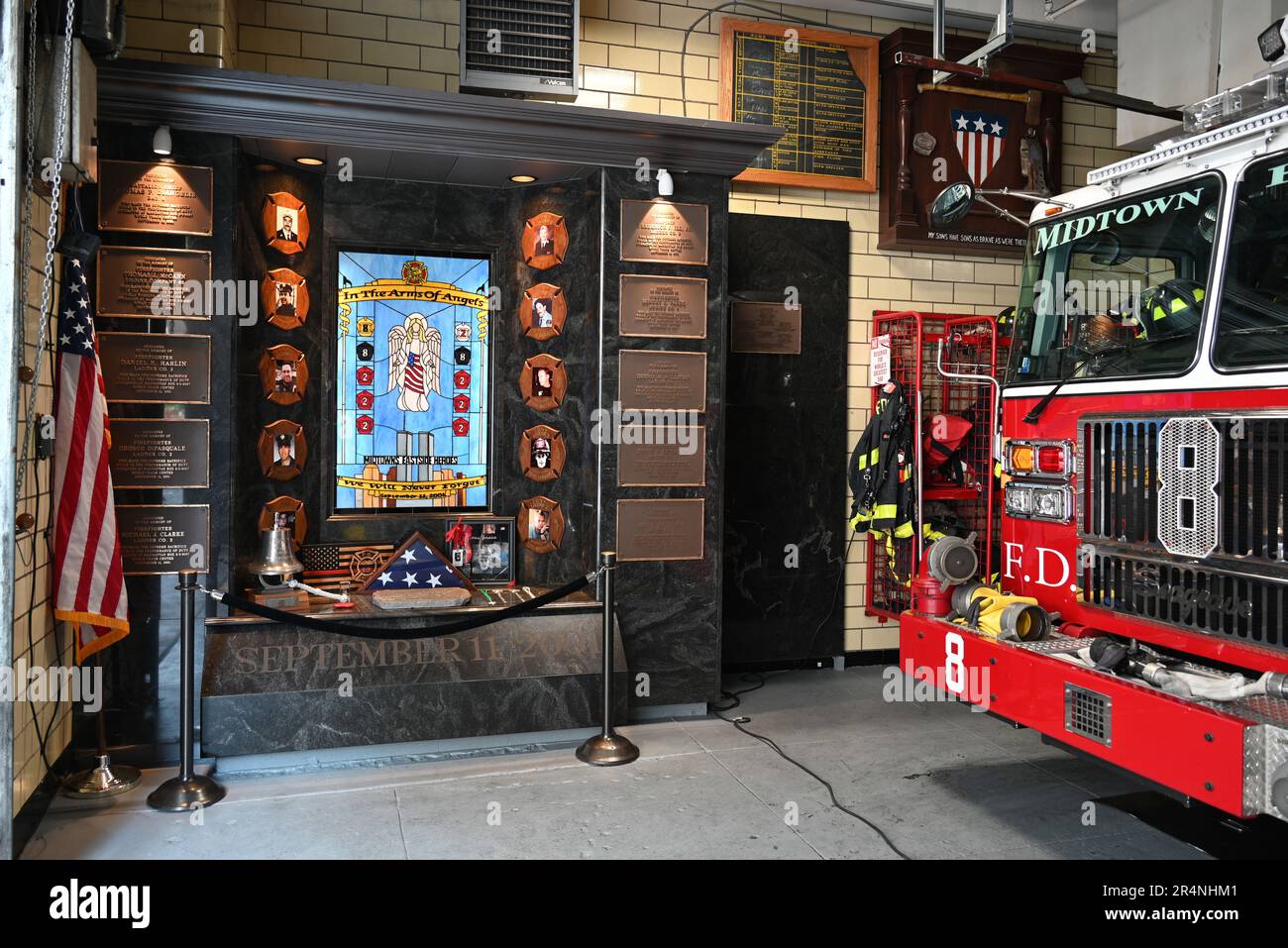 New York City, NY, USA, 29. Mai 2023, am Memorial Day Holiday in einer Feuerwache in Midtown, ein Schrein zu Ehren der 10 gefallenen Feuerwehrleute des NYFD-Bataillons 8, Triebwerk 8 und Leiter 2, Die während des Terroranschlags auf das World Trade Center im Jahr 9/11 in Ausübung ihres Dienstes getötet wurden. Credit D Guest Smith / Alamy Live News Stockfoto