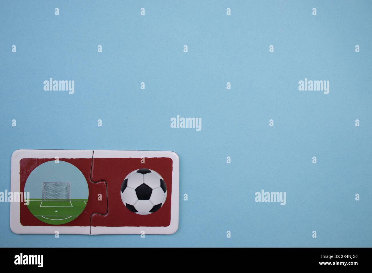 Informationspuzzles am Rand des blauen Hintergrunds. Fußball, Ball, Tor Stockfoto