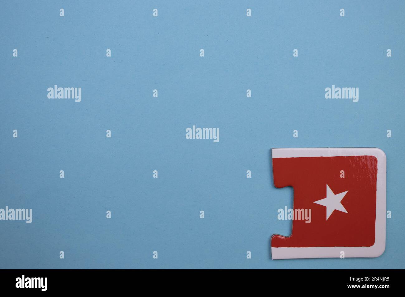 Informationspuzzles am Rand des blauen Hintergrunds. Ein Sternenbild. Stockfoto