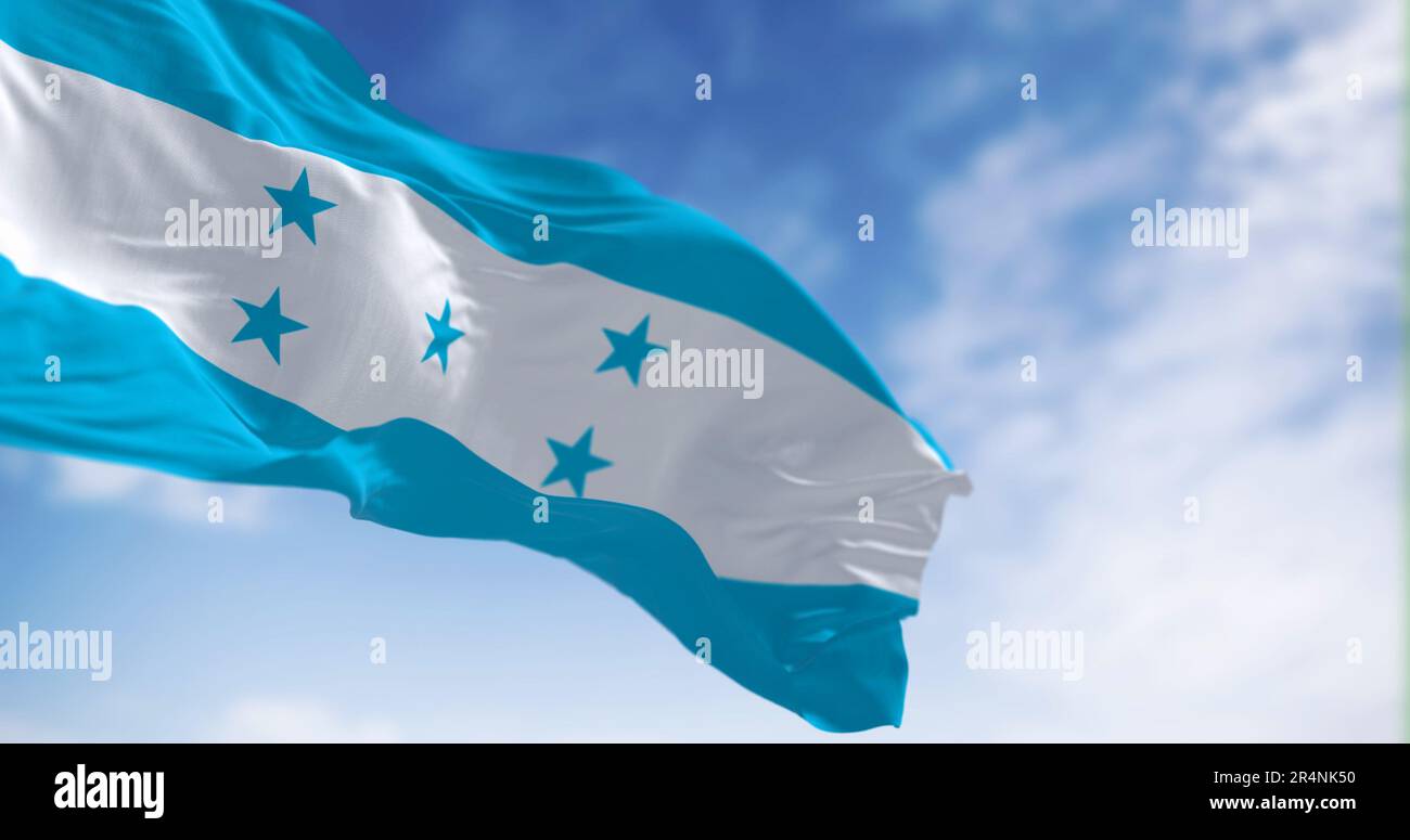 Die Flagge von Honduras winkt gegen einen klaren Himmel. Symbol für Nationalstolz, Identität und Unabhängigkeit. Leuchtende Farben mit Sternen als Grafikelement. Oe Stockfoto