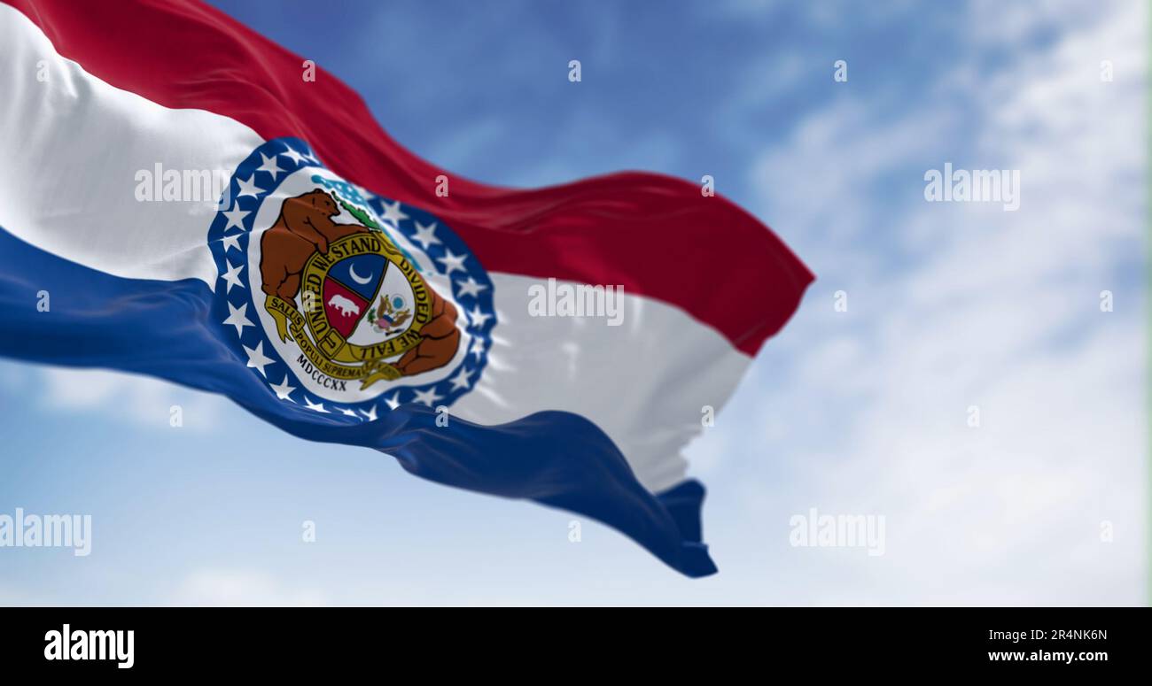 Die Staatsflagge von Missouri winkt an klaren Tagen. Rote, weiße, blaue horizontale Streifen mit dem Großen Seehund von Missouri in der Mitte. Rendern der 3D-Darstellung. Strukturiert Stockfoto