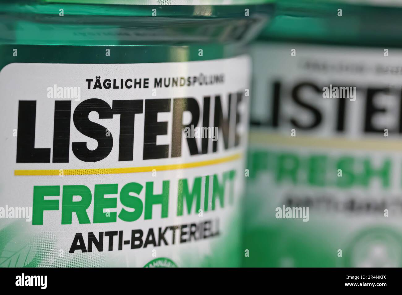 Viersen, Deutschland - Mai 9. 2023 ml: Aufguss der Flasche Listerine Mint Mundwasser Stockfoto