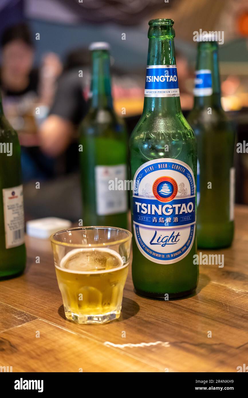 Singapur - 22. Oktober 2022: Flaschen Tsingtao-Bier. Tsingtao Brewery Co Ltd ist Chinas zweitgrößte Brauerei Stockfoto