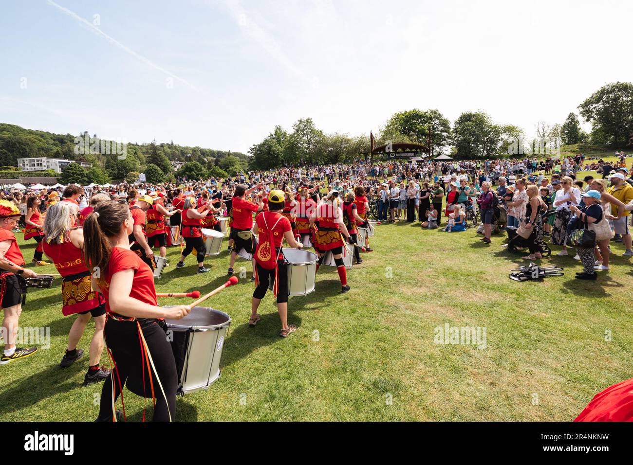 Lake Windermere Cumbria, Großbritannien. 29. Mai 2023. Stoppt das Abwasser! Rally, Gastgeber von Paul Whitehouse, Steve Coogan und Lee Mack führten kurze Comedy-Routinen durch. Musik von Electronic Pop Trio LOWES & Samba Drumers, Drum Nation, The Glebe Bowness auf Windermere. Wahlkampfbegründer Matt Staniek, hielt Reden über den „langsamen Tod“ von Windermere, wie es wiederhergestellt werden kann & Maßnahmen, die jetzt von Untied Utilities ergriffen werden müssen. Freya Hodgson-Jones, Schülerin vor Ort, sprach über die Bedeutung des Schutzes von Windermere der Zukunft. Drum Nation Credit: Gordon Shoosmith/Alamy Live News Stockfoto