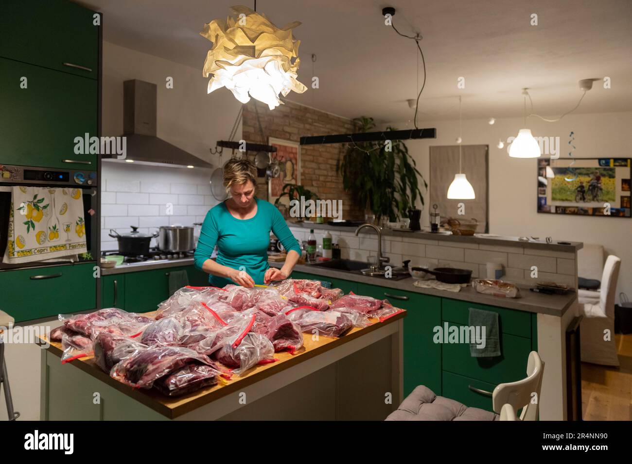 Die Frau in der Küche sortiert Bio-Fleisch Stockfoto