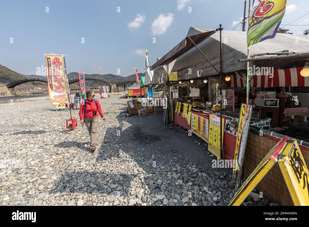 Touristen mit Marktständen, Kintai-kyo-Brücke, Iwakuni, Japan Stockfoto