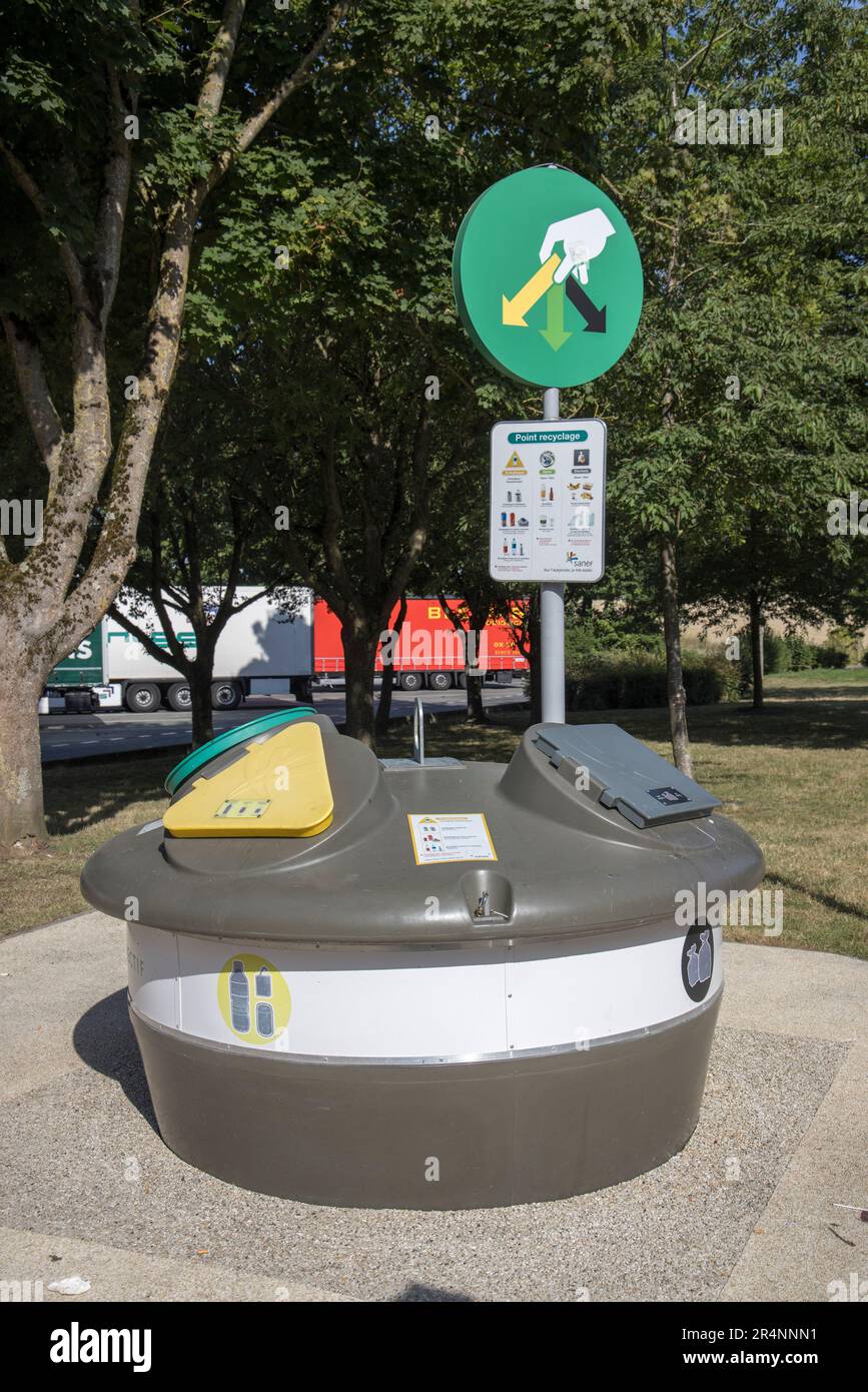 Recycling-Station, Point Recyclage, Aire de l'Omignon, E17. Straße, Frankreich Stockfoto