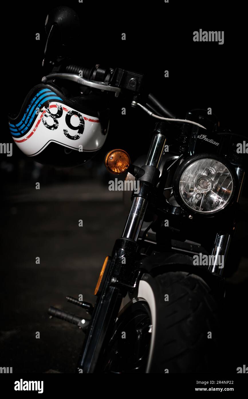 Eine künstlerische Komposition mit einem klassischen Motorradscheinwerfer und einem zeitlosen Helm. Stockfoto