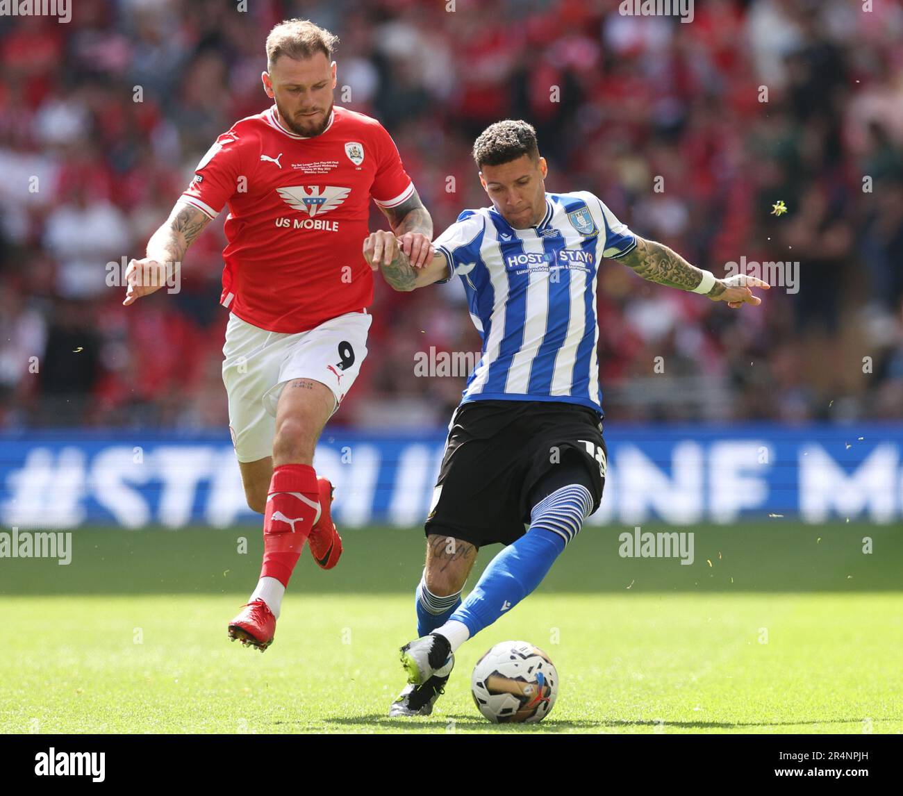 London, Großbritannien. 29. Mai 2023. James Norwood von Barnsley tussles mit Marvin Johnson von Sheffield am Mittwoch während des Spiels der Sky Bet League 1 im Wembley Stadium, London. Das Bild sollte lauten: David Klein/Sportimage Credit: Sportimage Ltd/Alamy Live News Stockfoto