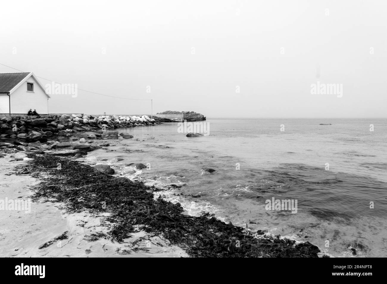 Olberg; Olbergstranden; Raege; Norwegen; Mai 20 2023; Black-And-White-Beach-Szene Mit Felsigen Felsvorsprüngen Und Ohne Menschen Stockfoto