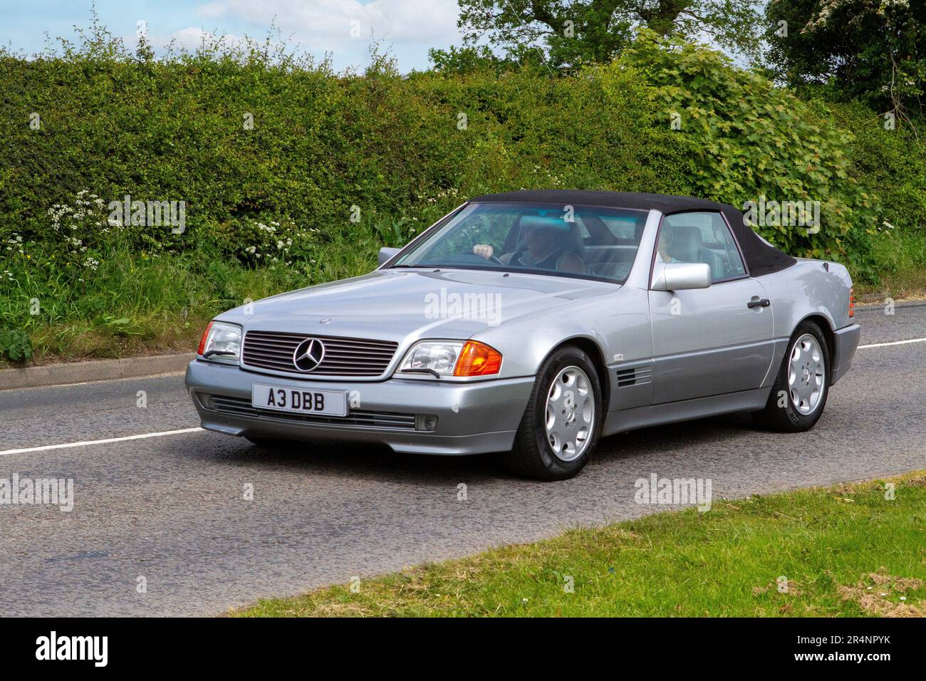 MERCEDES-BENZ 300 Cabriolet mit silbernem Verdeck Classic- und Oldtimer sowie Motorräder freuen sich auf die Rückkehr nach Capesthorne Hall Stockfoto