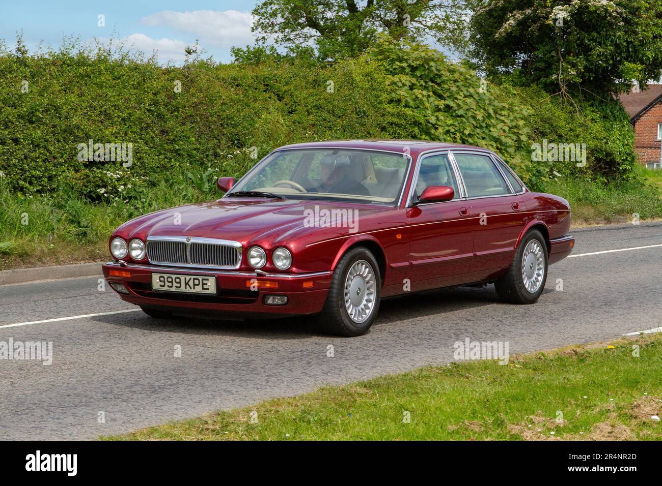 Jaguar XJ12 Auto Red Limousine Classic und Oldtimer und Motorräder freuen sich auf die Rückkehr in die Capesthorne Hall Stockfoto