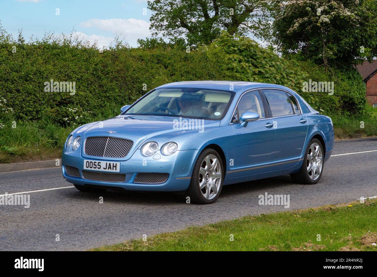 bentley Continental Blue Classic & Oldtimer und Motorräder freuen sich, wieder in die Capesthorne Hall zurückzukehren Stockfoto