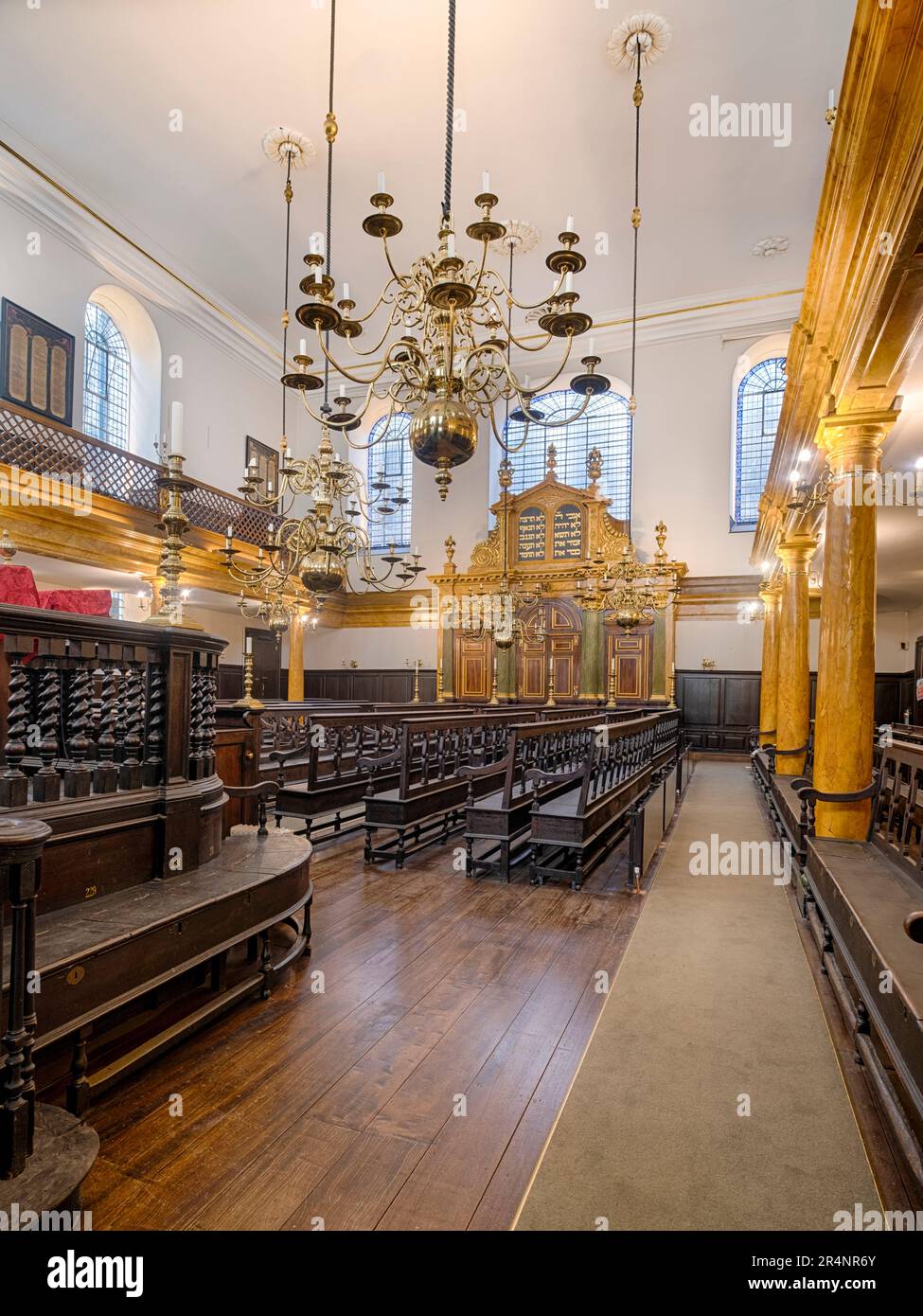 Bevis Marks Synagoge (Innenbereich, tagsüber), Großbritanniens älteste ständig betriebene Synagoge, 1701 eröffnet und 2023 restauriert. Stockfoto