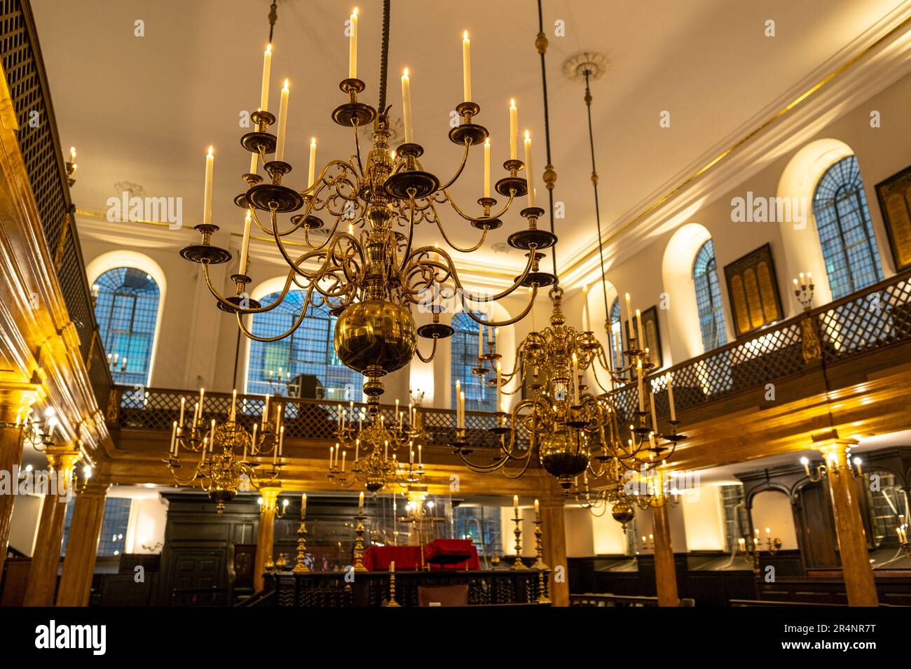 Die Bevis Marks Synagoge (London), Großbritanniens älteste ständig betriebene Synagoge, wurde 1701 eröffnet und 2023 restauriert und zeigt das Kerzenlicht. Stockfoto