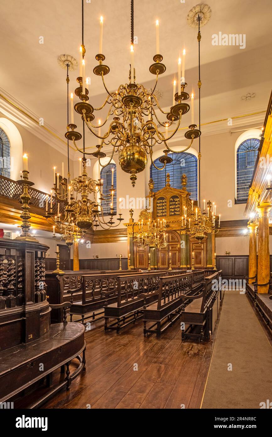 Die Bevis Marks Synagoge (London), Großbritanniens älteste ständig betriebene Synagoge, wurde 1701 eröffnet und 2023 restauriert und zeigt das Kerzenlicht. Stockfoto