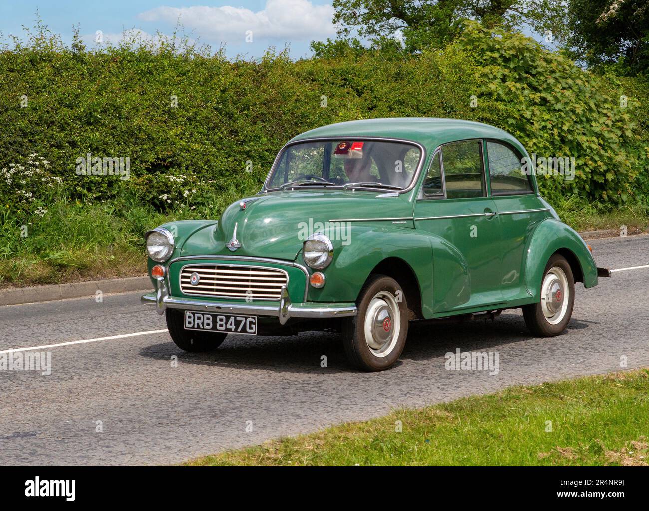 Morris Minor 1000 Green Car Classic und Oldtimer und Motorräder freuen sich, wieder in die Capesthorne Hall zurückzukehren, wo die Cheshire Classic stattfinden Stockfoto