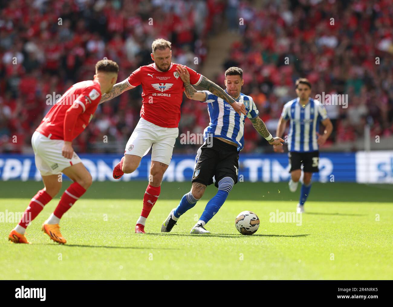 Wembley Stadium, London, Großbritannien. 29. Mai 2023. EFL League One Play Off Football Final, Barnsley gegen Sheffield Wednesday; James Norwood von Barnsley fordert Marvin Johnson von Sheffield Wednesday Credit: Action Plus Sports/Alamy Live News Stockfoto