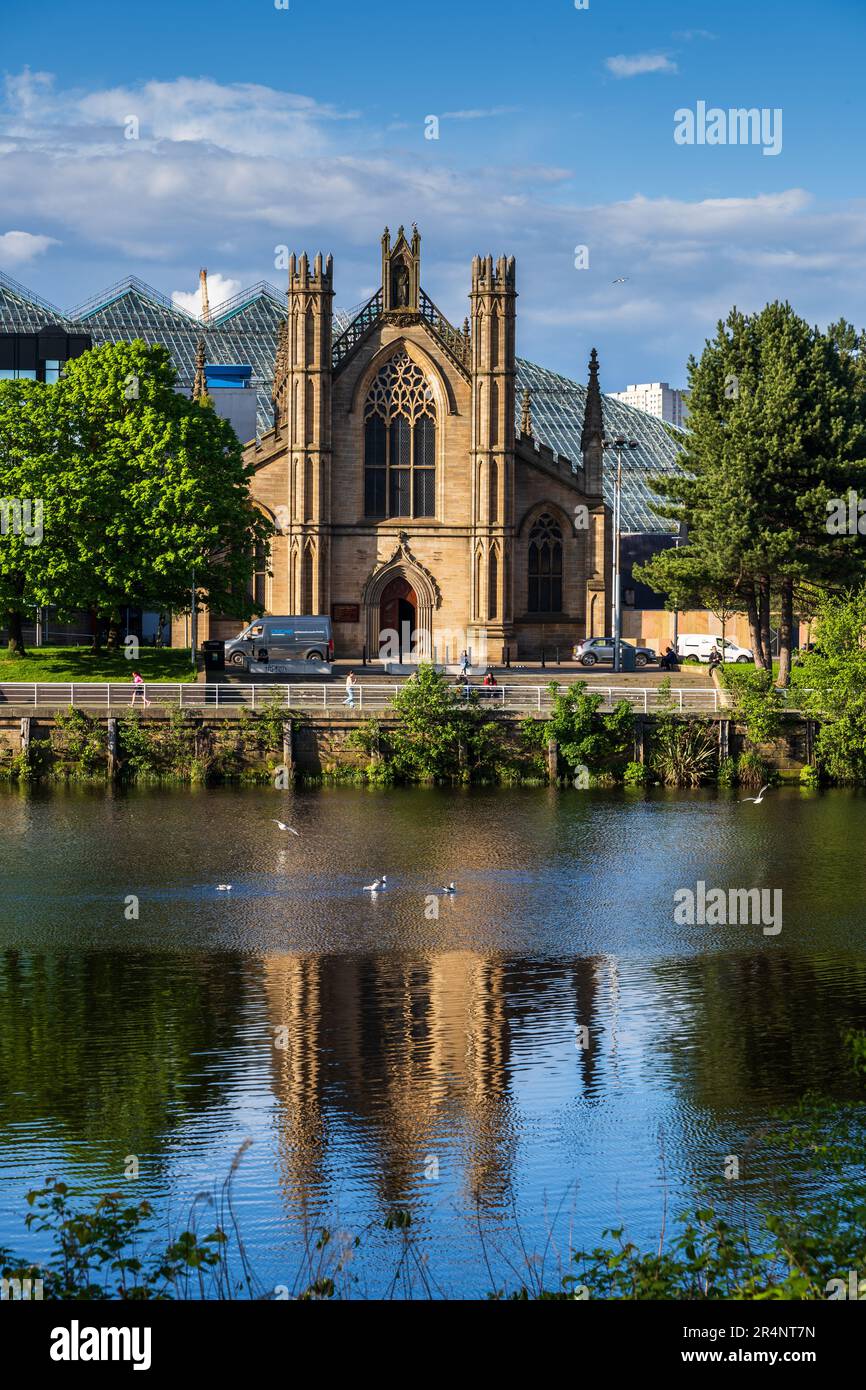 Die Metropolitan Cathedral Church of Saint Andrew in Glasgow, Schottland, Großbritannien. Römisch-katholische Kathedrale am Fluss Clyde, schottisch-gotische Archi Stockfoto