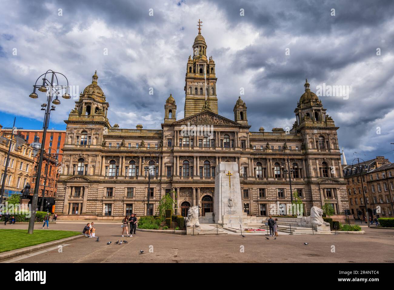 Glasgow City Chambers und das Cenotaph (war Memorial) am George Square in Glasgow in Schottland, Großbritannien. Stockfoto