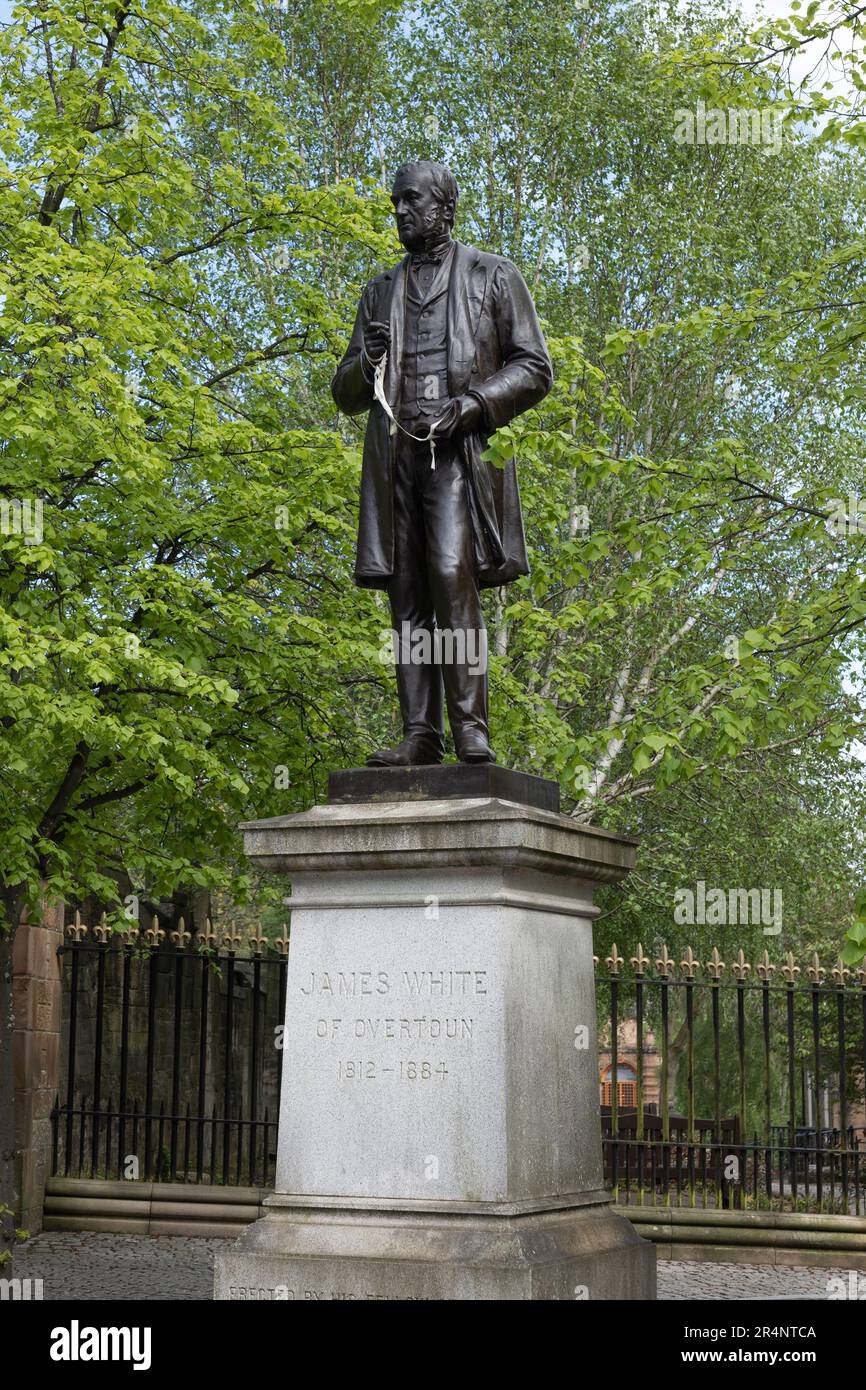 Statue von James White (1812–1884) auf Cathedral Square, Glasgow, Schottland, Großbritannien. Denkmal für schottischen Anwalt, Geschäftsmann und Chemiehandler Stockfoto