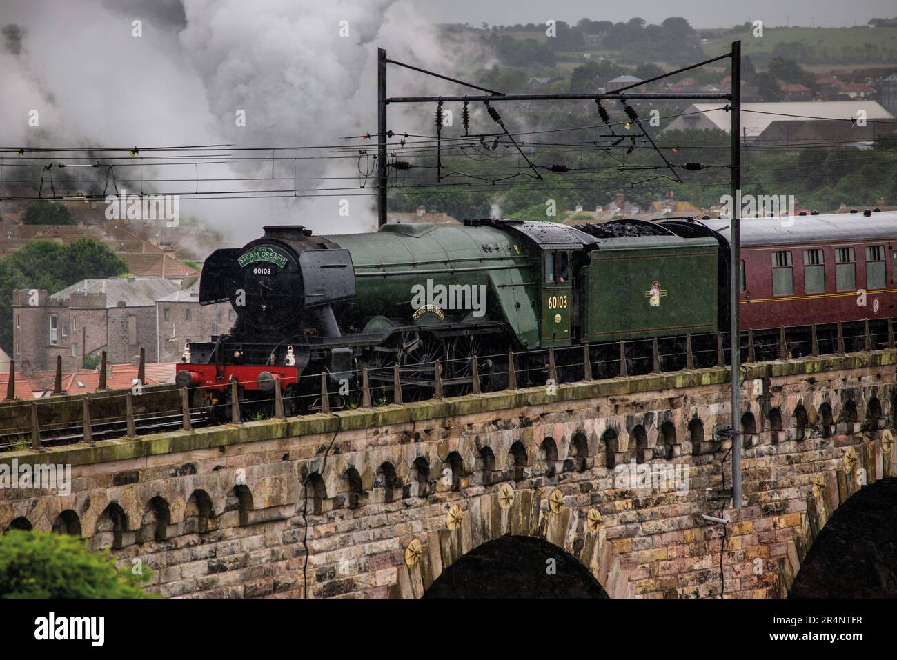 Die Flying Scotsman Dampflokomotive Nr. 60103, der berühmteste Zug der Welt, der nach Norden über die Royal Border Bridge über den Fluss Tweed fährt. Stockfoto
