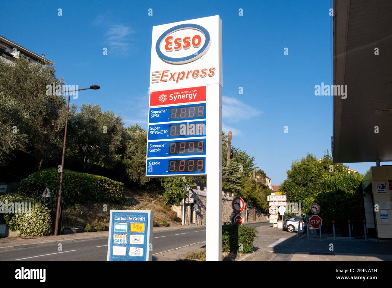 Frankreich, Provence Alpes Cotes d'Azur, Alpes-maritime, Gourdon, Sommer 2022. Sommerurlaub für eine Gruppe junger Menschen in der Region Präalpes d'Azur Stockfoto